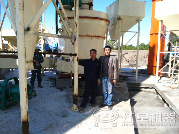 紅星磨粉機(jī)用戶磨粉現(xiàn)場用戶留念