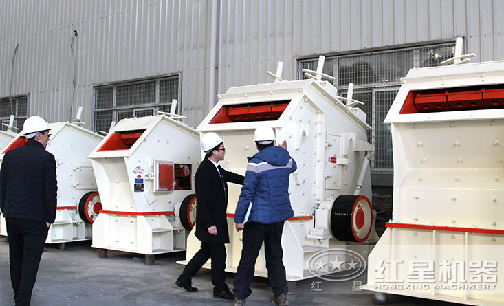 客戶參觀反擊式破碎機廠區