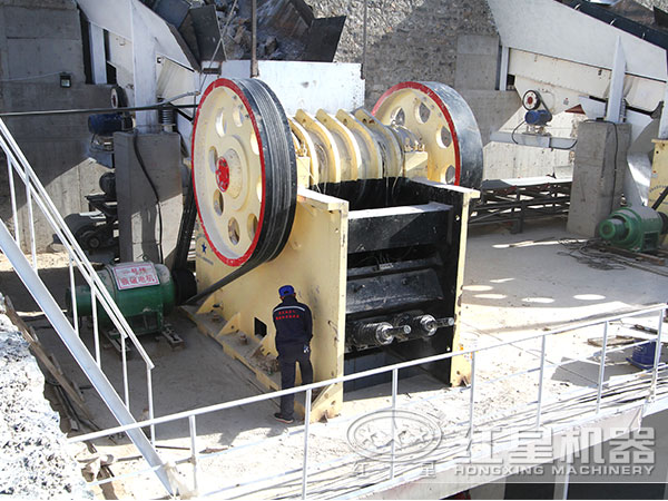 顎式石頭破碎機(jī)生產(chǎn)現(xiàn)場(chǎng)