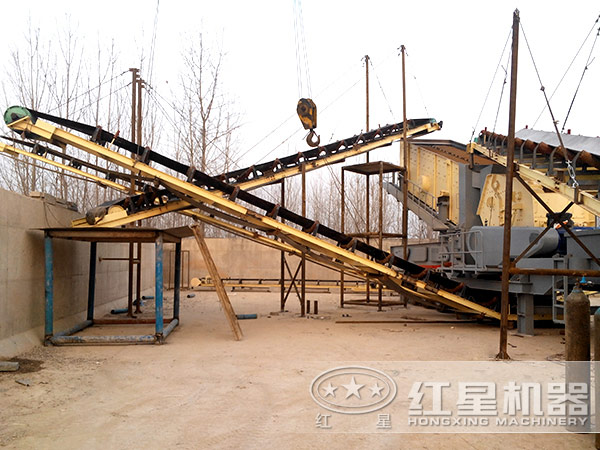 大型移動鄂式碎石機現場圖