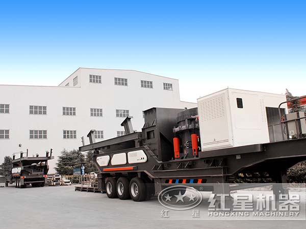 大型移動石子粉碎機廠區(qū)實拍