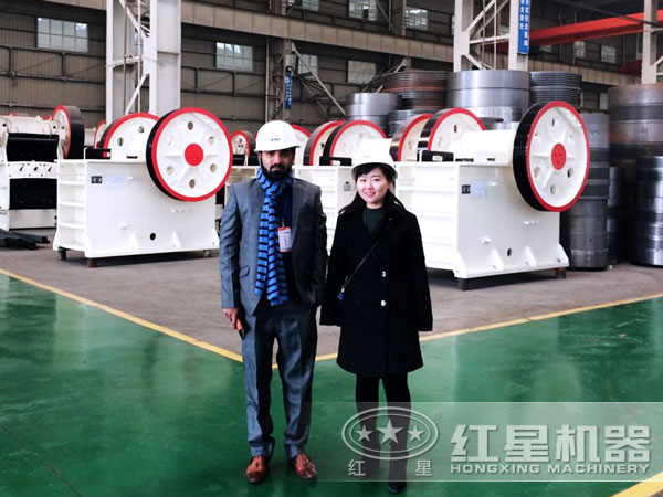 石英石顎式破碎機用戶參觀廠區(qū)
