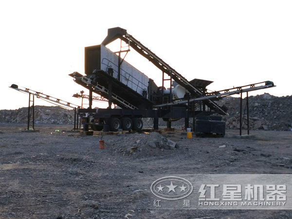 環(huán)保型移動石子破碎機處理建筑垃圾現場