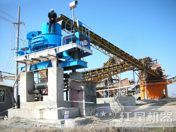 花崗巖制砂機(jī)設(shè)備生產(chǎn)現(xiàn)場