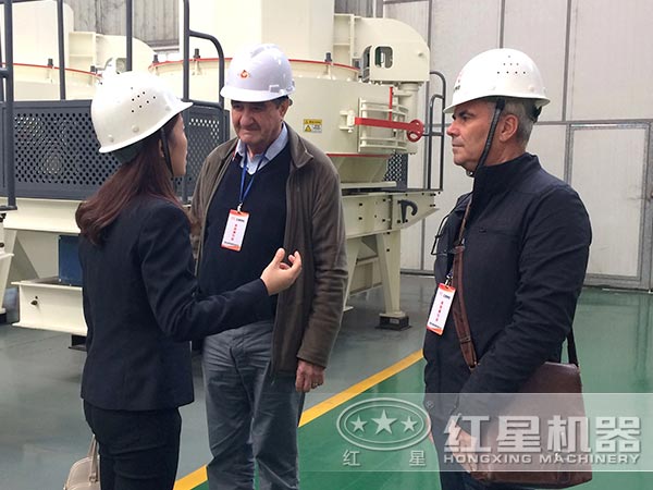 紅星服務人員為用戶講解設備