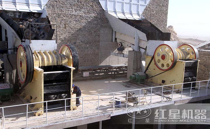 日產(chǎn)10000立方的花崗巖鄂式破碎機(jī)生產(chǎn)現(xiàn)場(chǎng)實(shí)拍