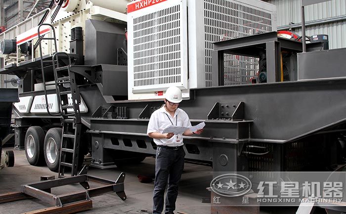 用戶參觀紅星車載移動砸石機設備廠區實拍