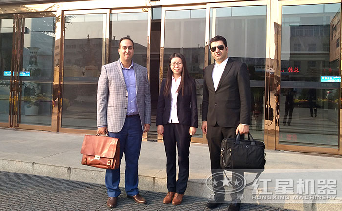 1610重錘式破碎機用戶參觀紅星廠區留念