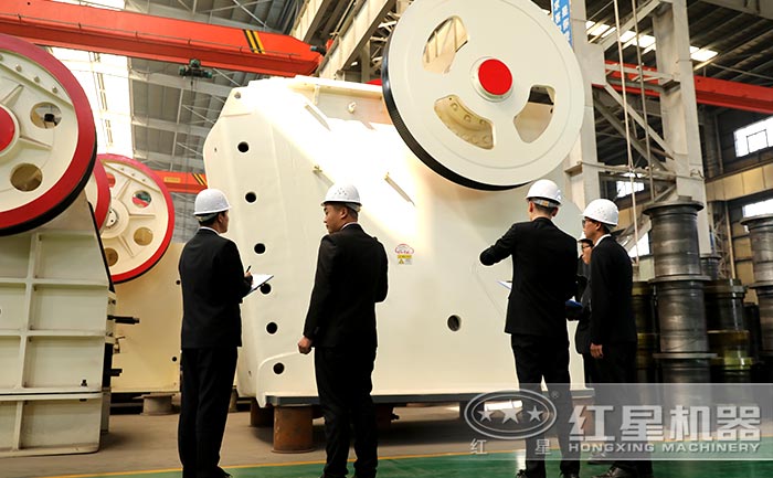 用戶參觀紅星石頭破碎機(jī)設(shè)備