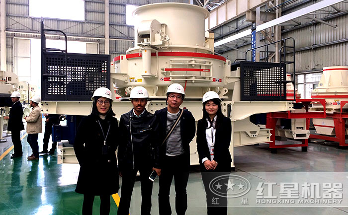 用戶參觀紅星石子機制砂設備廠區留念