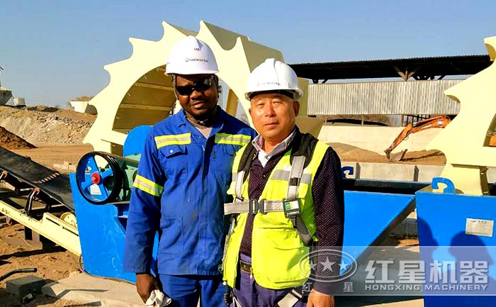 紅星水洗砂機器工程師在水洗砂現場留念