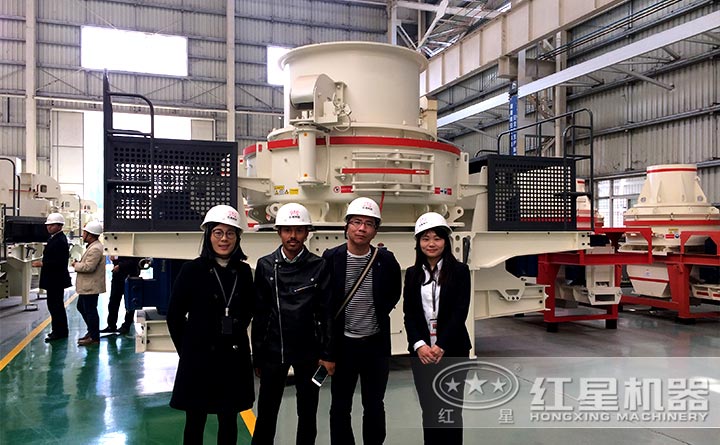 用戶參觀紅星砂石設(shè)備廠區(qū)留念
