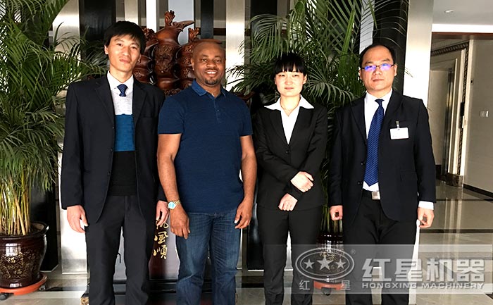 用戶參觀紅星雙級(jí)粉碎機(jī)設(shè)備廠區(qū)留念