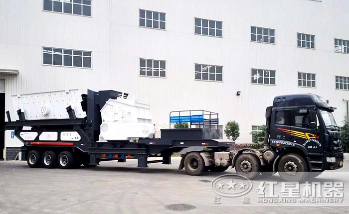 河南駐馬店用戶定制的輪胎式移動反擊式破碎機發貨現場