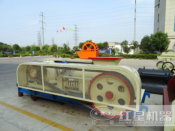 河卵石對(duì)輥破設(shè)備實(shí)拍