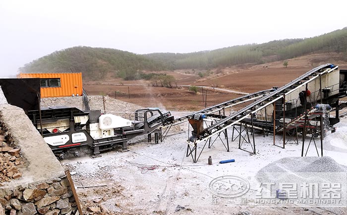 新型移動(dòng)石子破碎機(jī)設(shè)備生產(chǎn)現(xiàn)場(chǎng)