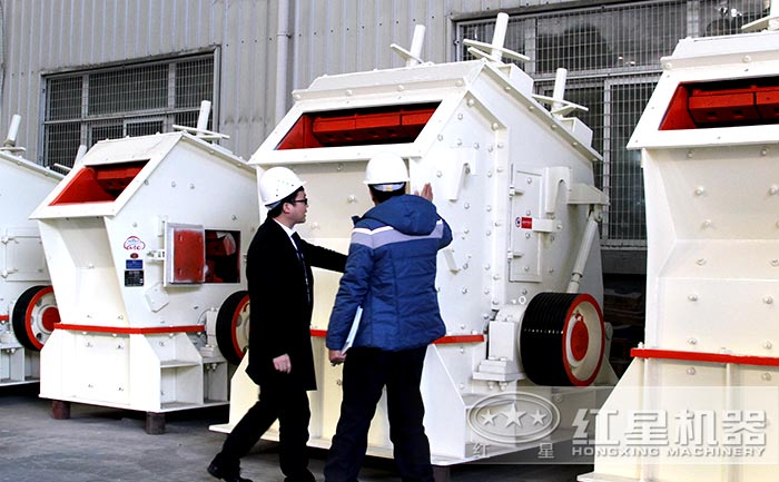 用戶考察紅星透輝石反擊式破碎機(jī)廠區(qū)