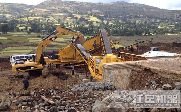 可移動舊磚頭、混凝土塊粉碎機現場