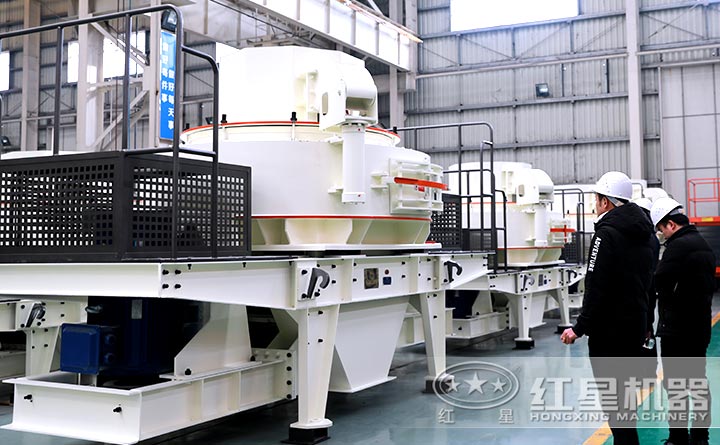 用戶參觀紅星鵝卵石制砂機(jī)廠區(qū)