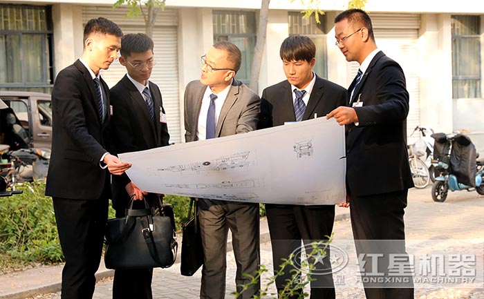 紅星移動重錘式破碎機廠區內