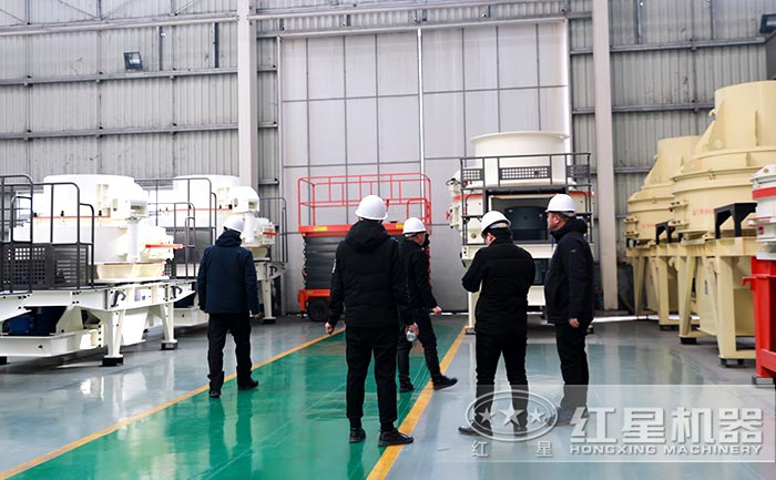 技術經理為考察河卵石制砂設備廠區的用戶講解設備