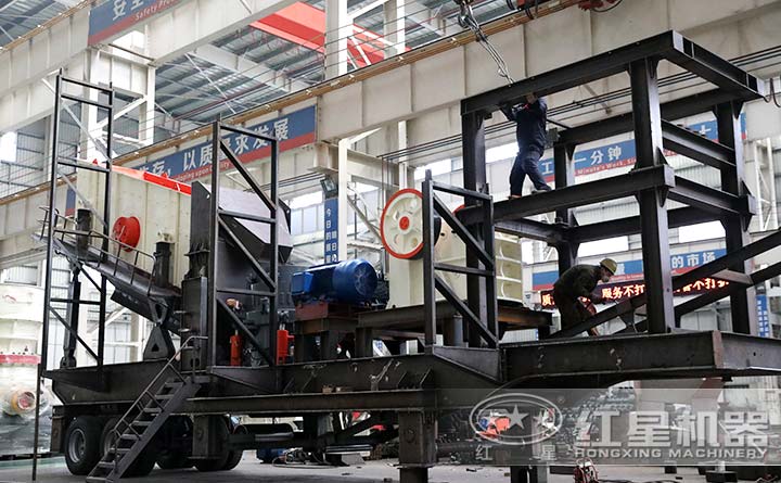 移動石子破碎機+顎破生產(chǎn)現(xiàn)場