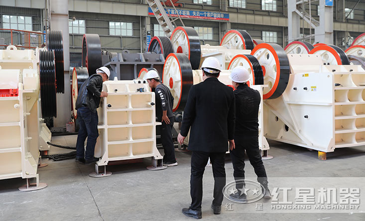 小型破石機(jī)廠區(qū)：客戶正在參觀