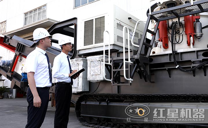 紅星大型移動制砂機可量身定制，圖為工程師正在檢查定制的機器