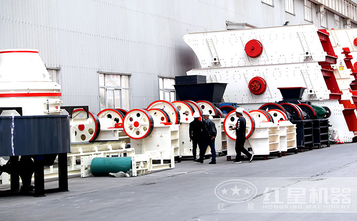 用戶考察磨砂機設備廠區(qū)，技術經(jīng)理陪同講解設備