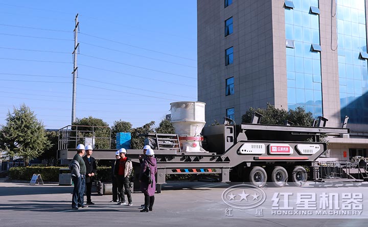 用戶考察紅星廠區(qū)，專業(yè)技術(shù)經(jīng)理為其推薦設(shè)備