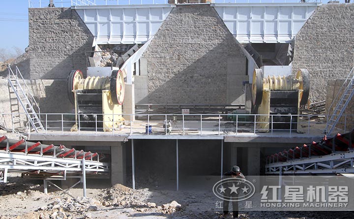 顎式粉碎機(jī)的生產(chǎn)現(xiàn)場(chǎng)-固定式
