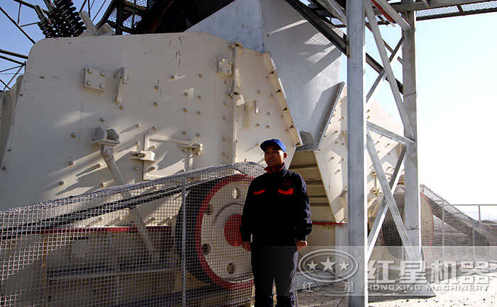 時(shí)產(chǎn)1200噸反擊式破碎機(jī)作業(yè)現(xiàn)場(chǎng)