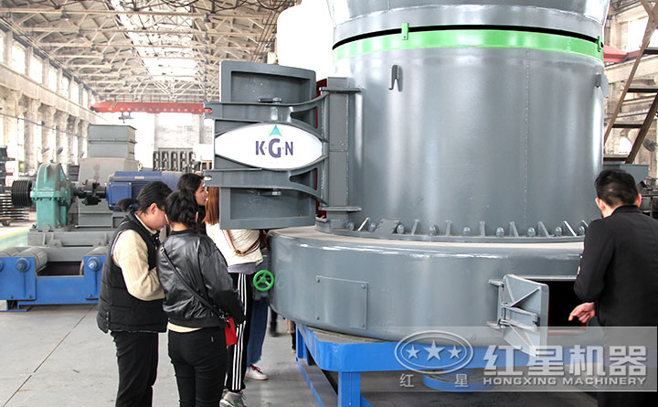 考察雷蒙磨粉機(jī)廠區(qū)