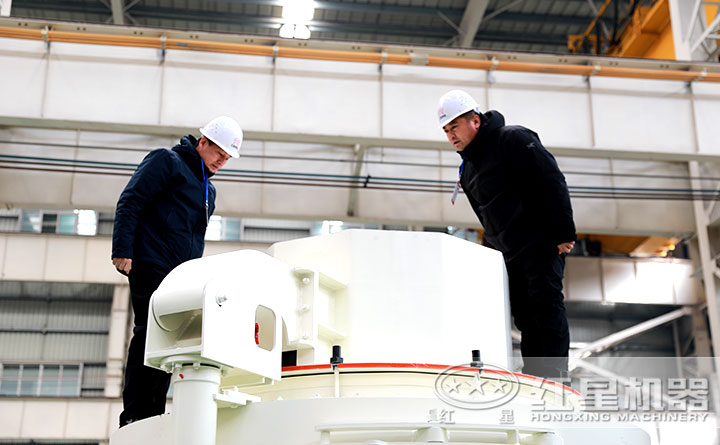 用戶(hù)查看紅星制砂機(jī)破碎腔