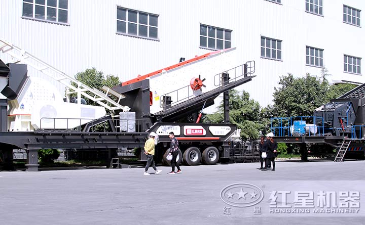 移動(dòng)磕石機(jī)廠區(qū)，客戶正參觀