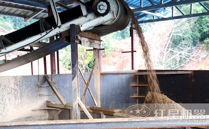 石塊流動(dòng)碎沙機(jī)設(shè)備現(xiàn)場(chǎng)物料