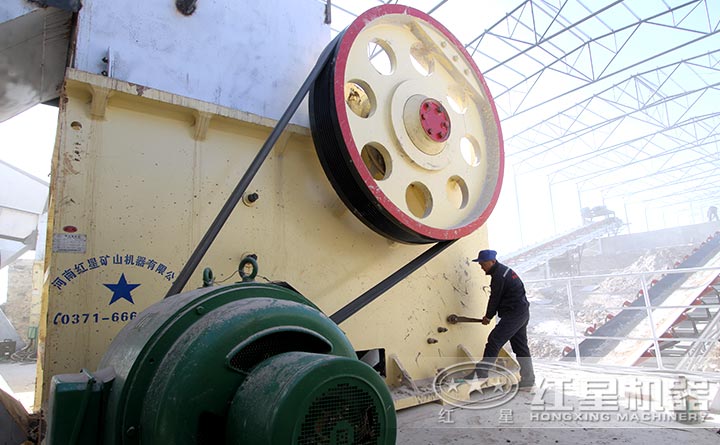 1200x1500顎式破碎機客戶現場，每小時600噸
