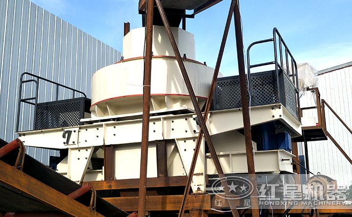 四川客戶石灰石制砂機設備生產現(xiàn)場