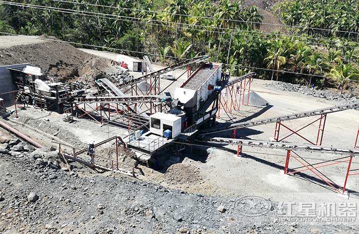 兩臺(tái)混凝土破碎機(jī)作業(yè)現(xiàn)場(chǎng)