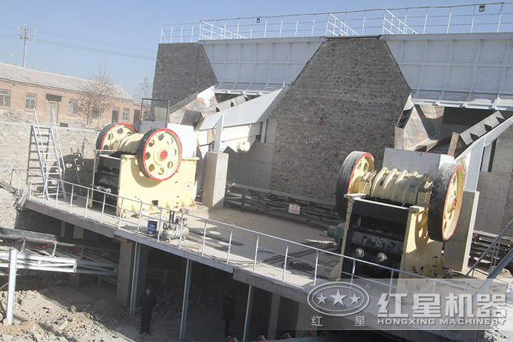 磕石機破碎加工石子現(xiàn)場