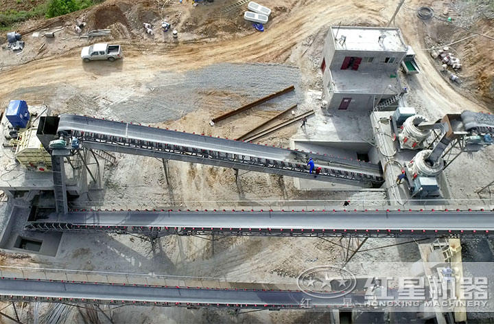 磕石機破碎加工石子現(xiàn)場