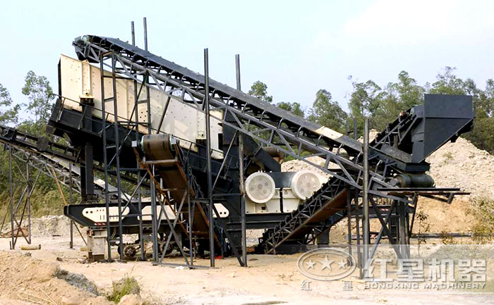 小型輪胎式鄂式破碎石子機設(shè)備現(xiàn)場