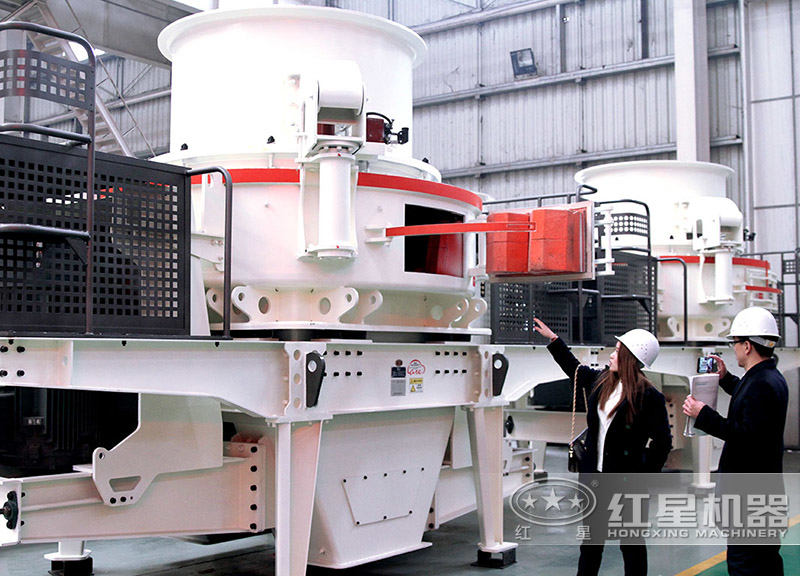 客戶參觀大型石料碎沙機(jī)生產(chǎn)車間