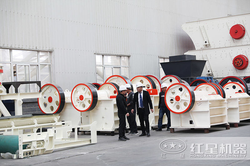 用來來廠參觀小型破碎機(jī)