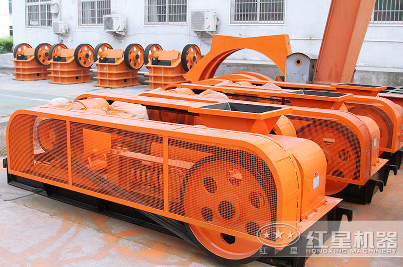 時產(chǎn)10噸的小型制砂機(jī)_對輥破廠區(qū)實(shí)拍圖