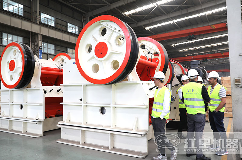 投資用戶參觀大型顎式破碎機現場